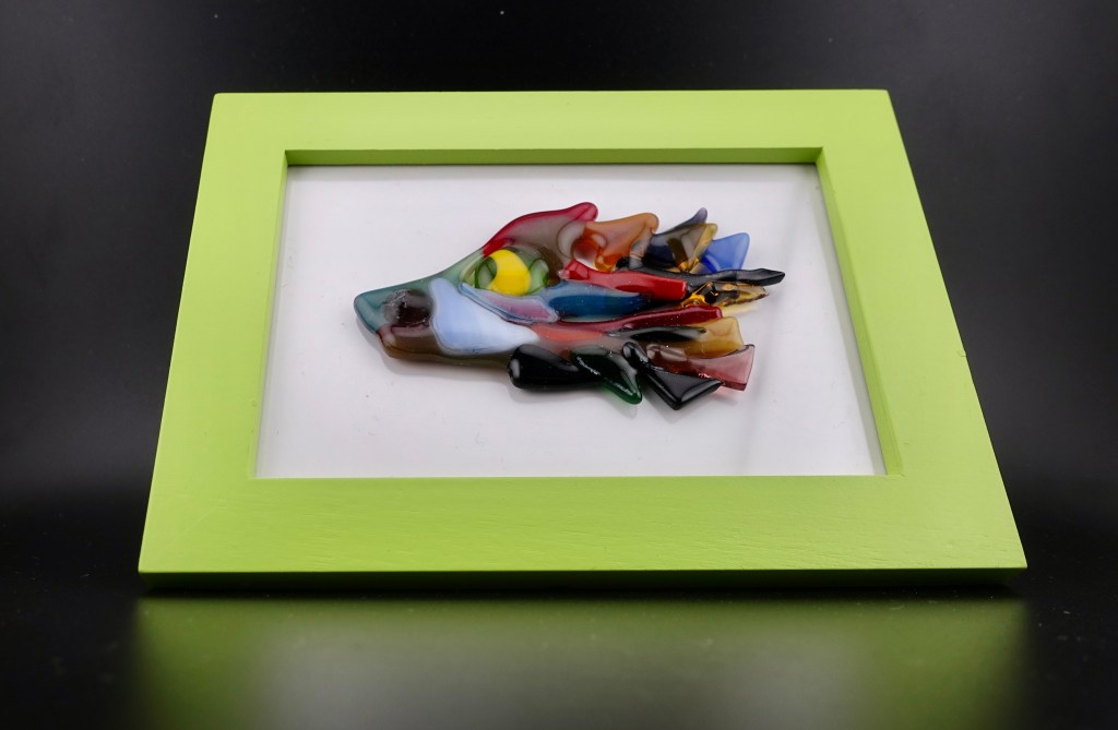 イノシシの横顔をイメージした初期の作品です。今回は思いつくままに色を組み上げていってます。瞳は別に作成したパーツです。イキイキと前を見つめ駆けている時のイメージのものを選び組み込みました。全体的に駆けている躍動感を表現してみました。