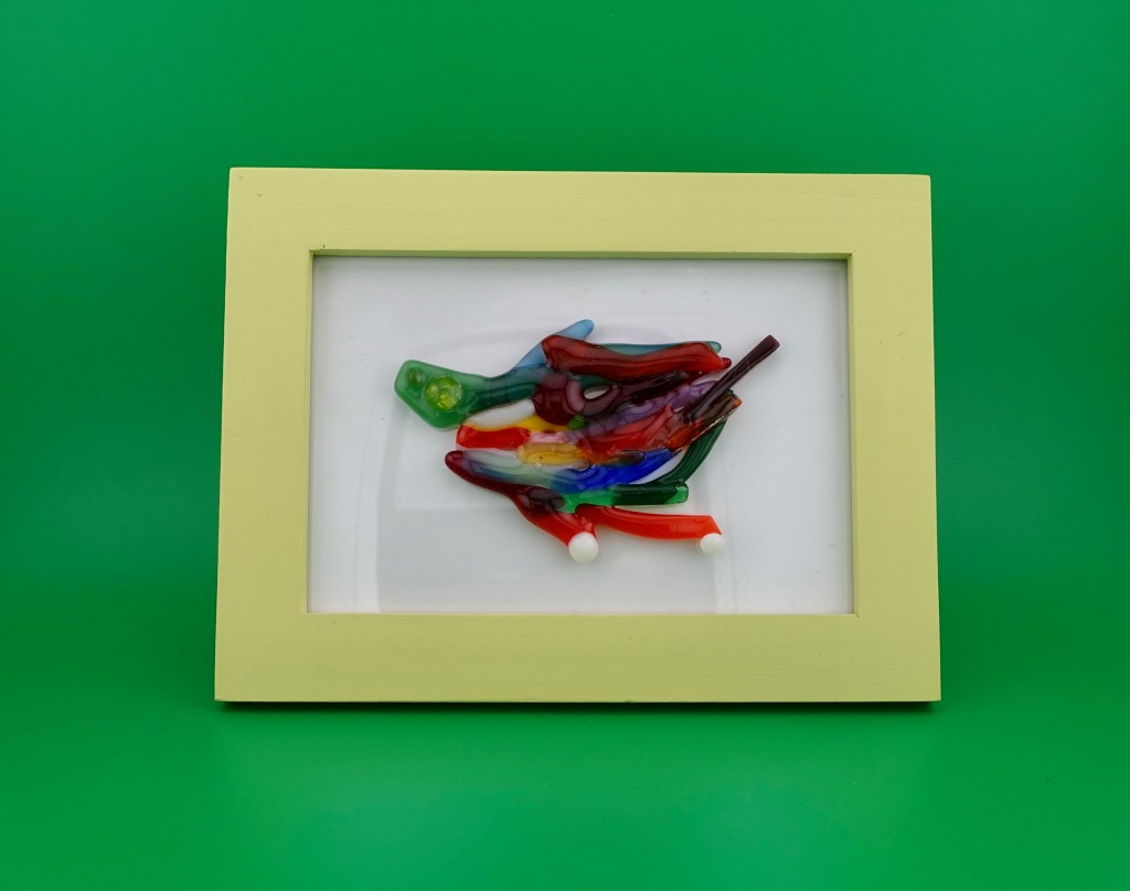 イノシシの横顔をイメージした初期の作品です。今回は思いつくままに色を組み上げていってます。鼻もツンと上向きに、蹄を白くアクセントにして、楽しく疾走しているイメージを表現してみました。躍動感を共有できればと思います。