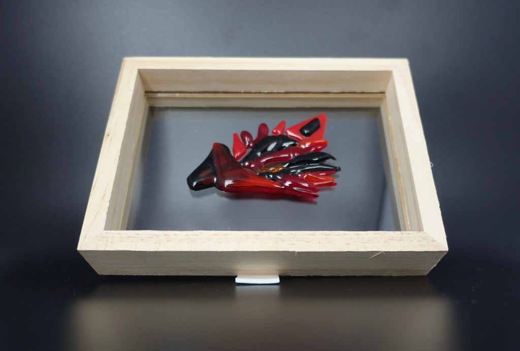 イノシシの横顔をイメージした初期の作品です。今回は燃えるような赤をイメージして組み上げていってます。使命全うするため業火のようにメラメラと燃えているイメージで創作しました。