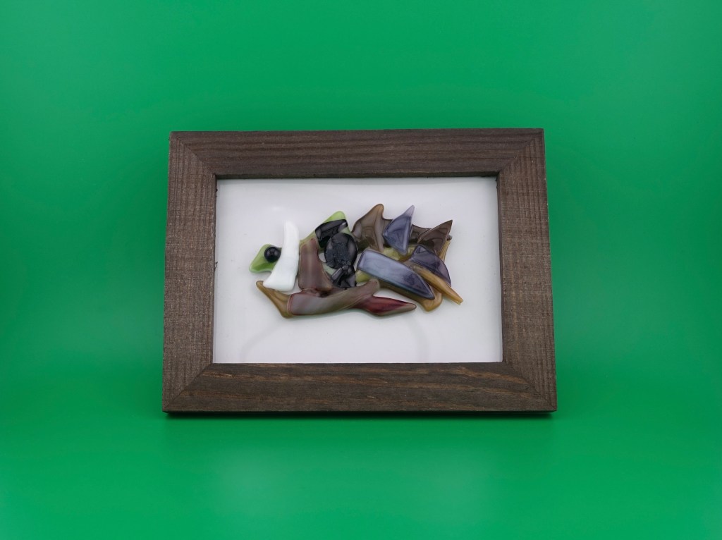 イノシシの横顔をイメージした初期の作品です。今回は猪の色をイメージして思いつくままに色を組み上げていってます。牙・瞳・とりわけ顎を強調しています。害獣として扱われながら森の中では勇ましく強く生きているイメージを表現してみました。