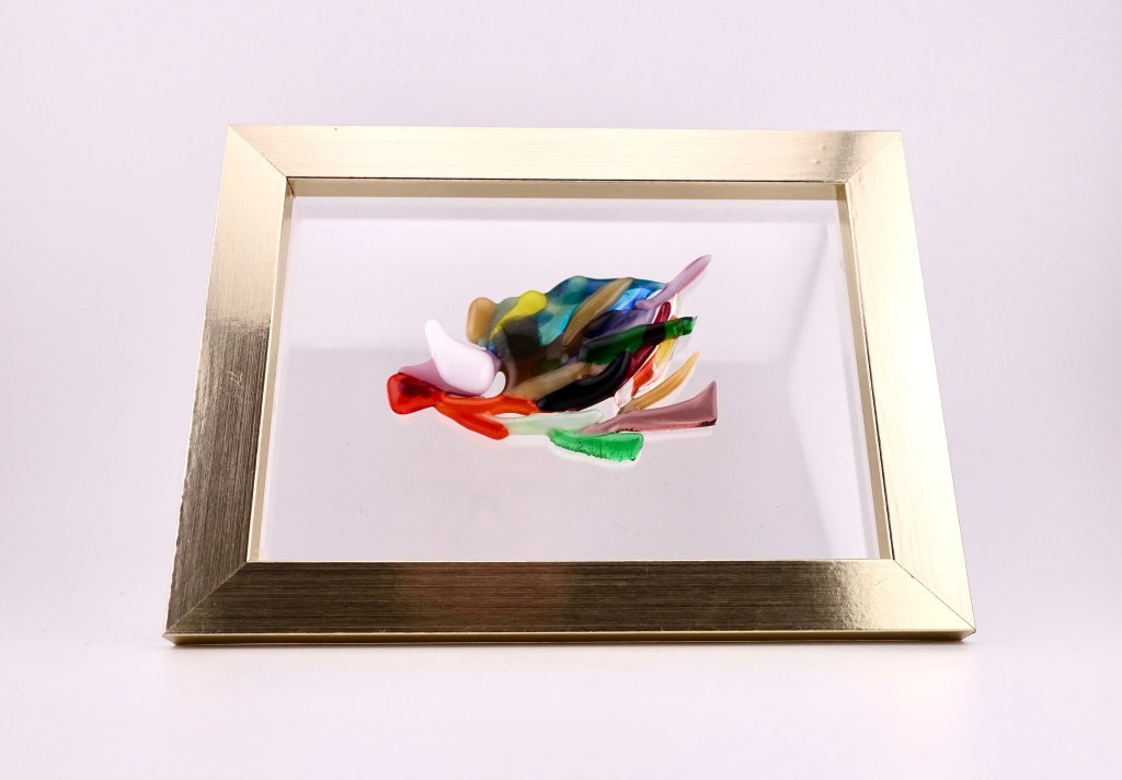 イノシシの横顔をイメージした初期の作品です。今回は思いつくままに色を組み上げていってます。一目散にわき目も触れずに、目標に向かって進み始めた様、意志の固さを明るく表現してみました。そんな気持ちを共有できればと思います。