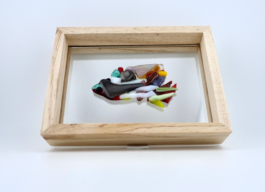 イノシシの横顔をイメージした初期の作品です。今回は牙と瞳をまず配置して思いつくまま組み上げてみました。重厚感のある牙、ぎょろっとした瞳、何も考えず只々駆けている感じを表現してみました。