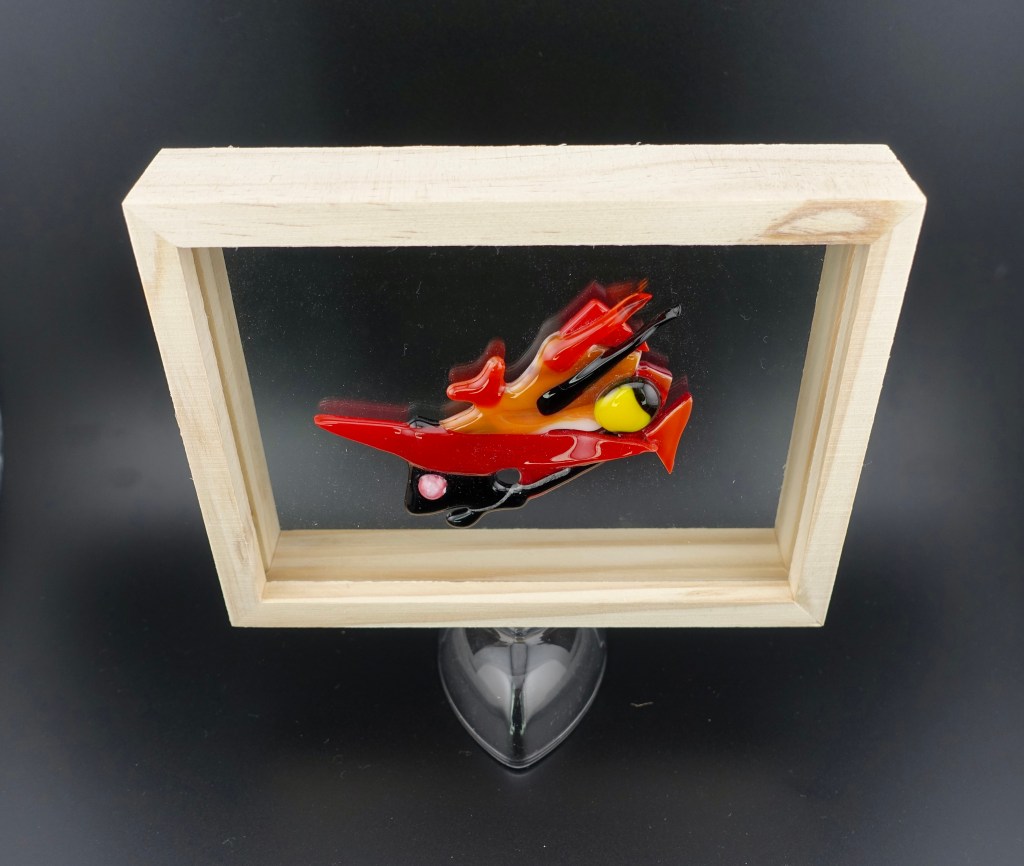 牙と瞳でインパクトを与えてみようと、思いつくままに組み上げてみました。角のようなシンボルとしての牙、ぎょろっとしたおおきな何かを見据えている瞳を表現してみました。