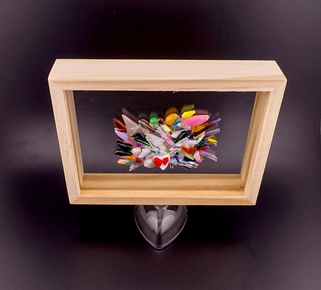 顔の獣毛を意識して、太陽光に映え、ツンとすましたイメージを表現しようと、思いつくままに組み上げてみました。