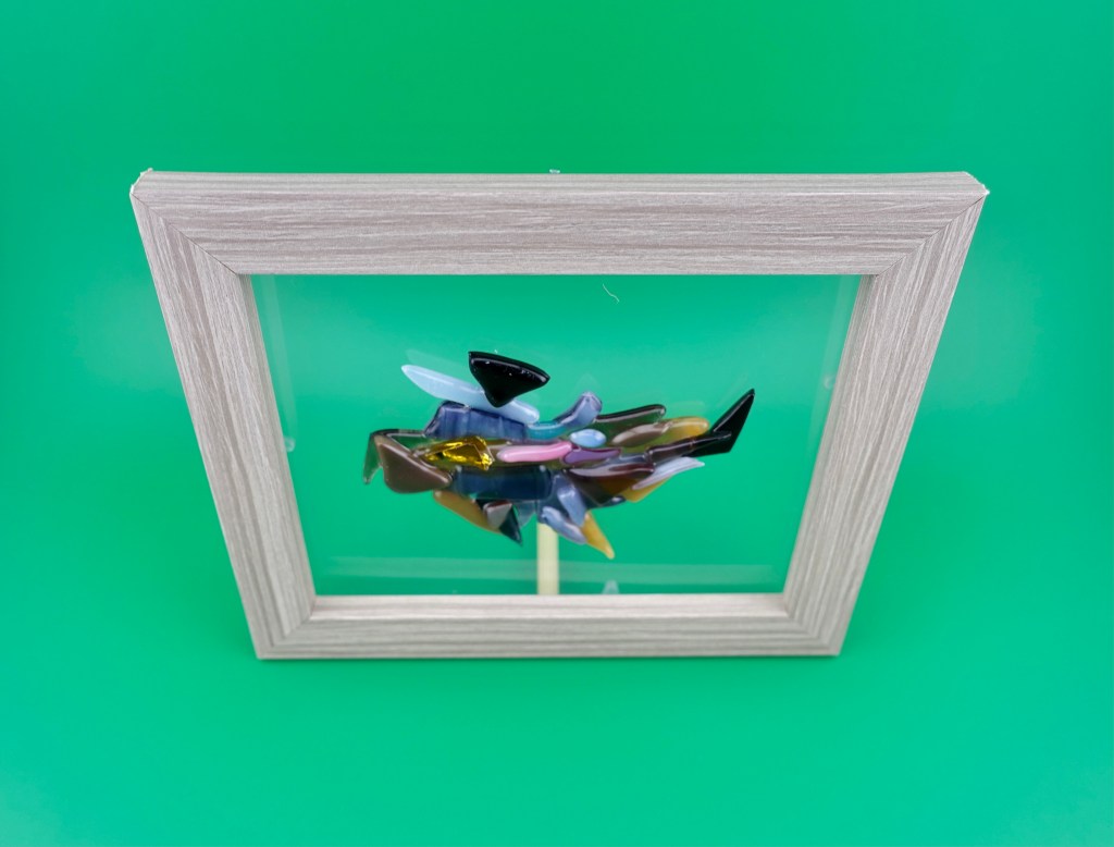 イノシシが水辺を楽しそうに泳ぐ様を表現してみました。尻尾とタテガミが水上に出て白波が立っている感じが特徴です。おのまとぺで子供のようにはしゃぐ様子を共有ればと思います。