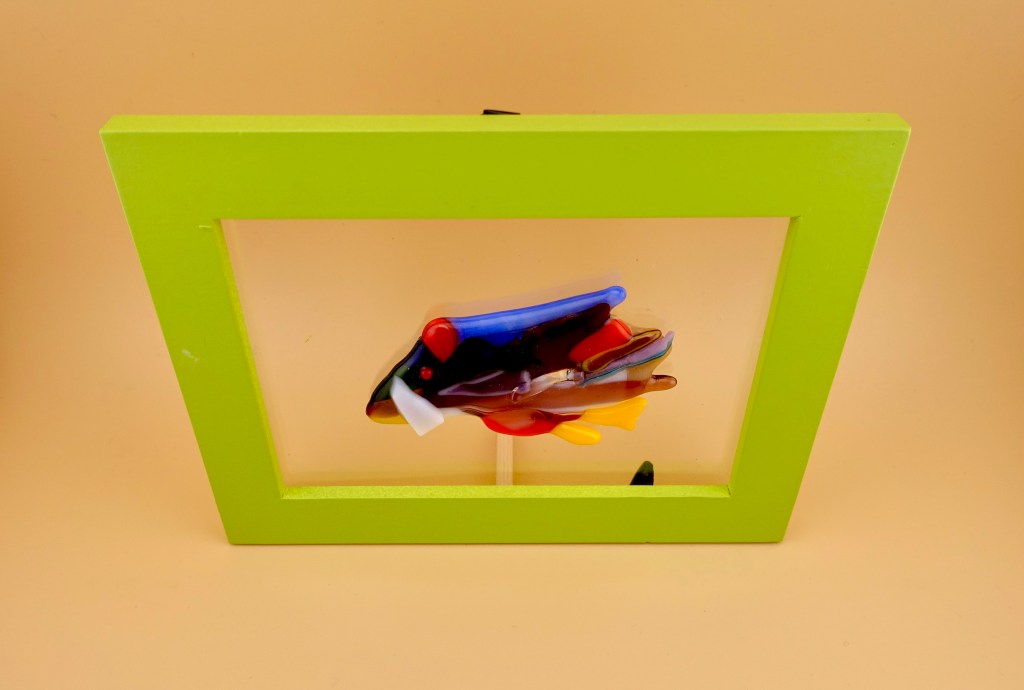 イノシシが餌場で餌を探している様子をイメージして組み上げてみました。イノシシが餌を探す様子は興味深いもので、その鋭い嗅覚を利用し土中の餌を掘り起こします。その様子を表現してみました。