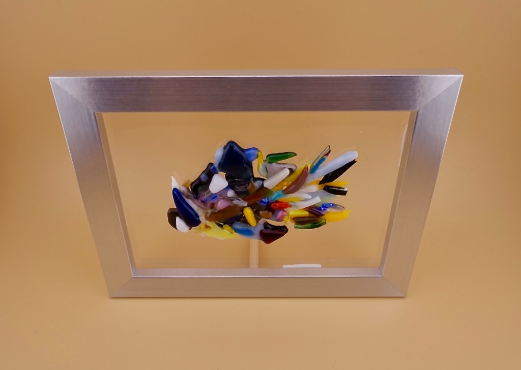 こちらの作品は何か無心にただ前を見つめ進んでゆく様を表現してみようと組み上げてみました。青と白のにほんの鋭い牙、白い目、青い耳がクールに向かっているように感じませんか？　覚悟の表れでもあります。