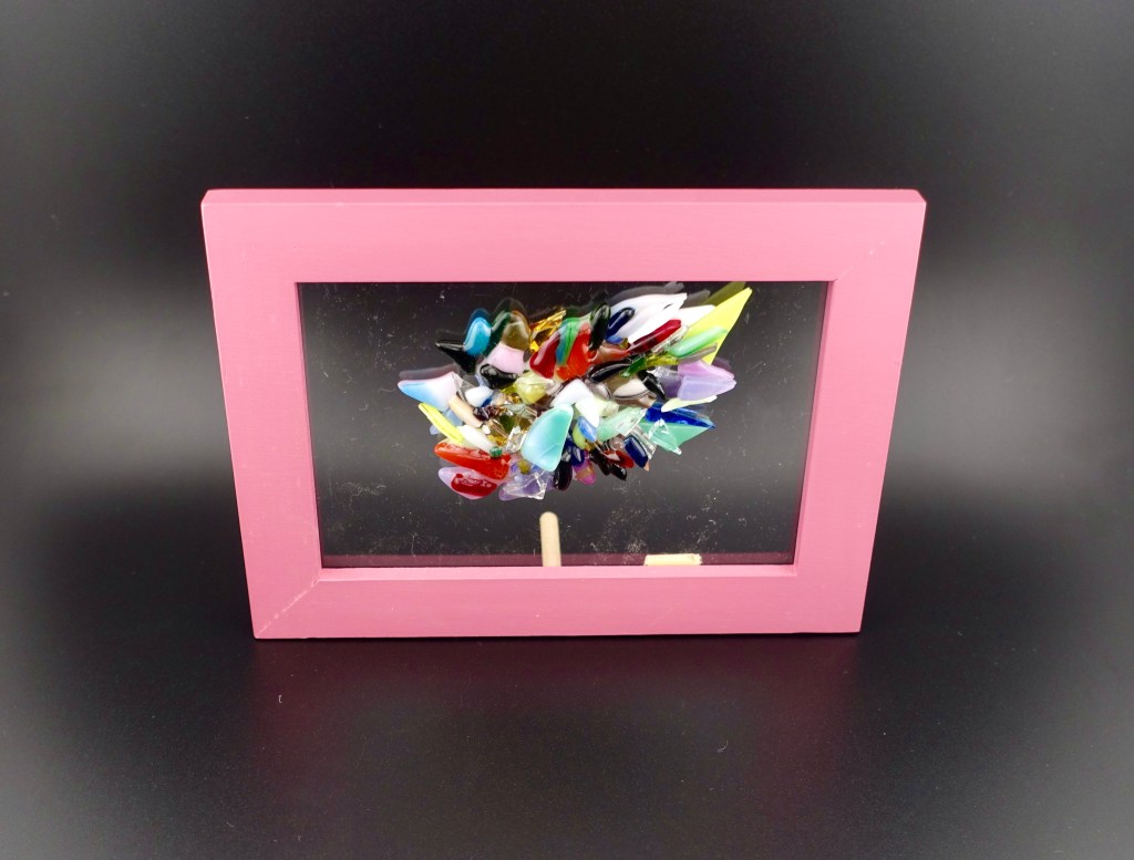 こちらの作品はイノシシが餌を掘っている姿を表現してみようと組み上げてみました。ただ掘る、まだ見つからない、でも掘る。見つかるまで掘る。といった自分の嗅覚を信じ、決して諦めない。その姿勢を明るい印象で掘っている感じを共有できればと思います。