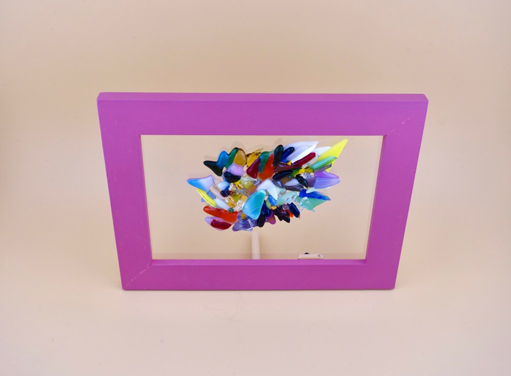 こちらの作品はイノシシの顔の作品です。今回は俺の知ったことか、関係ないね、といった雰囲気をだしてみようと思いつくままに色を組み上げてみました。切れ長の瞳・あおい鼻筋に細長い赤い鼻の孔で強調してみました。正面か横か、何かアンバランスなところで、その雰囲気を表現してみました。
