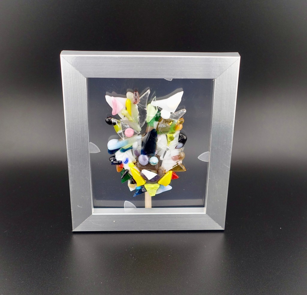 こちらの作品は、初めて縦長に正面からの顔を組み上げてみました。間延びしたかのような一つの顔に、瞳・鼻の穴・耳を左右個々に存在し、ただ黄色い牙は対照的にアクセントとして存在している。口元にかけて色合いも強く重心を下方に安定感を表現しています。