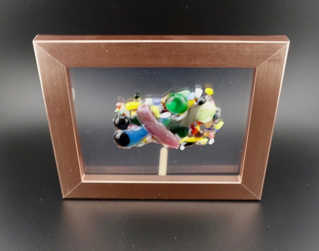 こちらの作品は、横顔をイメージした初期の作品です。イノシシの特徴である丸い二つの鼻の孔、決して鋭くはないが存在感のある牙、そして大きな緑のつぶらな瞳を強調して組み上げてみました。何があっても動じない、太陽の光を浴びて、キラキラ輝く体毛だけが静の中に動を表しています。