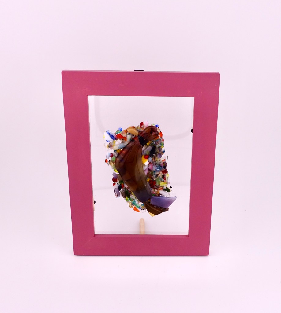 こちらの作品はイノシシの足と蹄をいめーじした作品です。山の中、藪の中を力強く駆け抜けることのできる強靭な足。躯体に比べて、意外と華奢なことに驚く。自然の驚異の中生きていく、芯の、真の強さを表現してみました。
