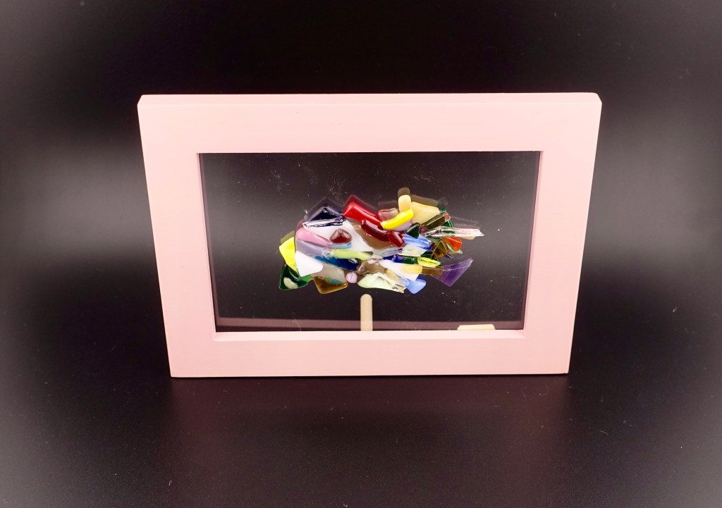 こちらの作品はイノシシのが好物の芋を見つけて、土を掘っている様をイメージして組み上げてみました。地面に這いつくばって、餌までもう直ぐのところまできた。と、その雰囲気を表現してみました。
