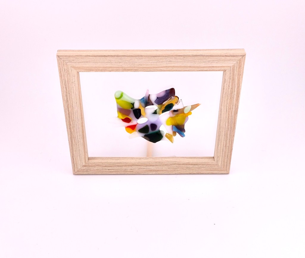 こちらの作品はイノシシの人懐っこさを表現してみようと思って組み上げてみました。複数回焼成することでガラスの溶着度を深めました。そして瞳・鼻の穴・口を黒くしたことで、より目を惹き、何か声をかけてきそうな雰囲気を共有できればと思います。