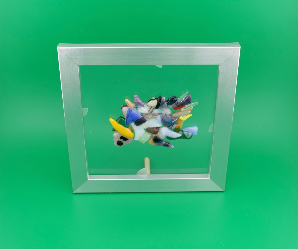 こちらの作品は、一目散に突っ込んでいく様子をイメージした作品です。イノシシの特徴である鼻から突進していく様、目標に黄色い牙を向け迷いのない様を表現してみました。