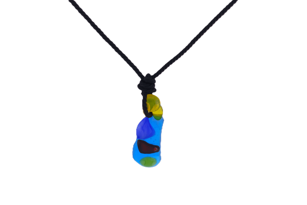 イノシシのひょうきんさを表現してみようと思って組み上げてみました。高温で焼成することでガラスの溶着度を深めました。そして瞳・鼻・口を引き立たせ、カラフルな雰囲気を共有できればと思います。