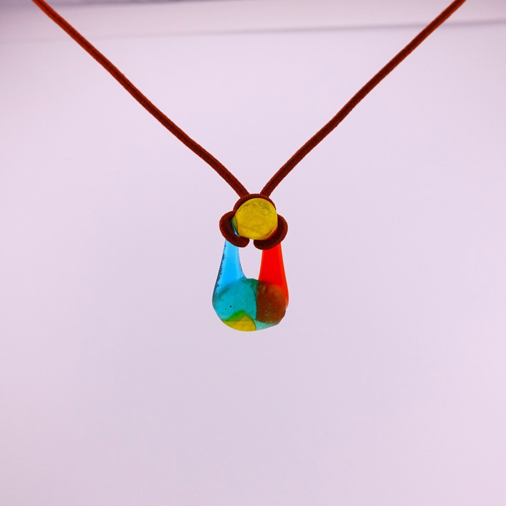 イノシシの鼻筋に注目してみました。高温で焼成することでガラスの溶着度を深めました。そしてしゅっとした鼻筋を引き立たせ、カラフルな雰囲気を共有できればと思います。