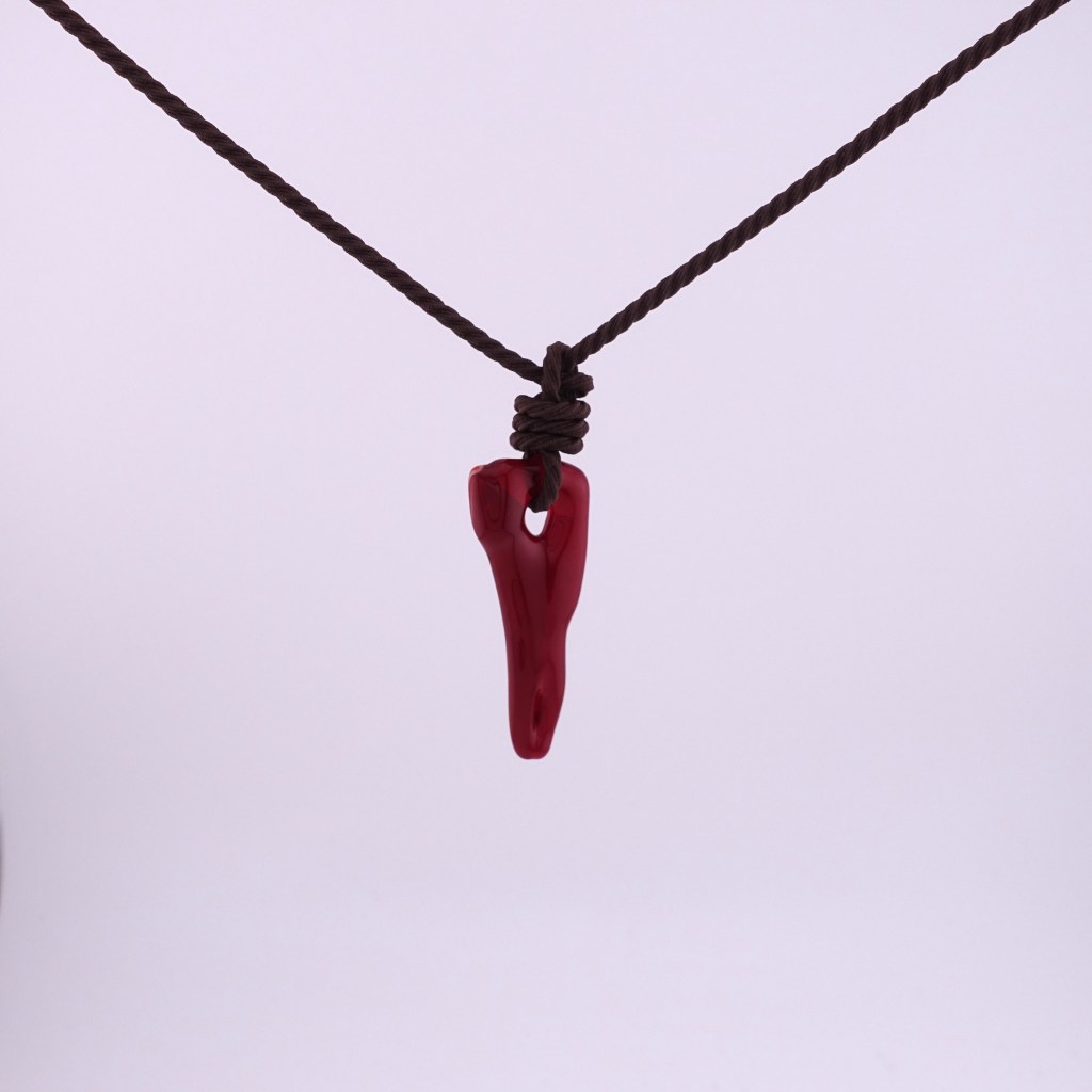 イノシシの骨格、特に頭蓋に注目してみました。高温で焼成することでガラスの溶着度を深めました。そして、インパクトのある赤で、しっかりした感じを共有できればと思います。
