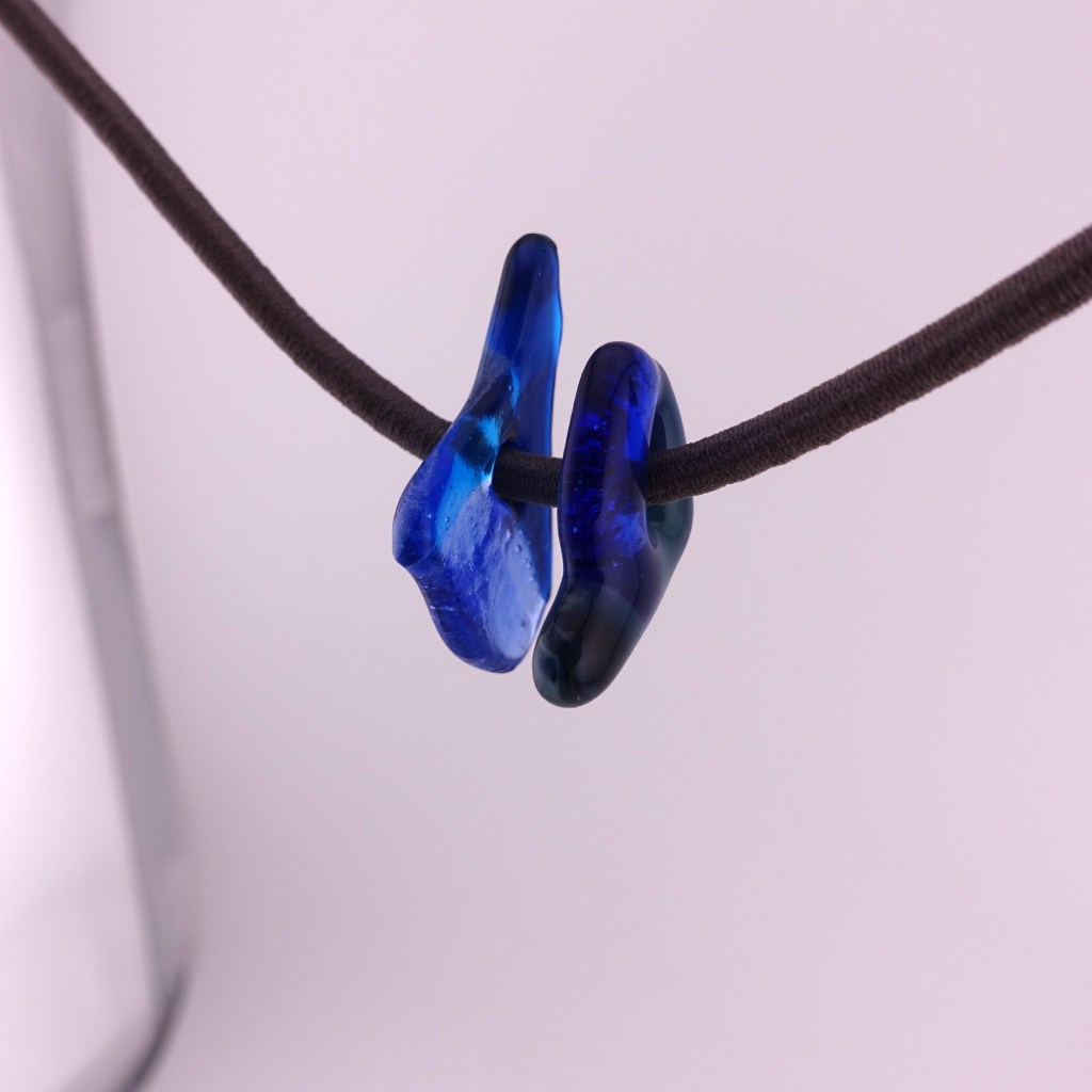 イノシシの鼻に注目してみました。高温で焼成することでガラスの溶着度を深めました。そして、使い込まれた感じを、青のトーンで表現してみました。