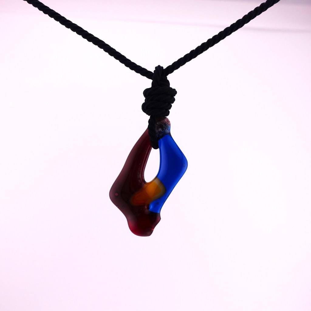 怖いもの知らずのイノシシをイメージしました。高温で焼成することでガラスの溶着度を深めました。シンボル的な牙を携え、意気揚々と、目標に飛び込んでいく様を表現してみました。この感じを共有できればと思います。
