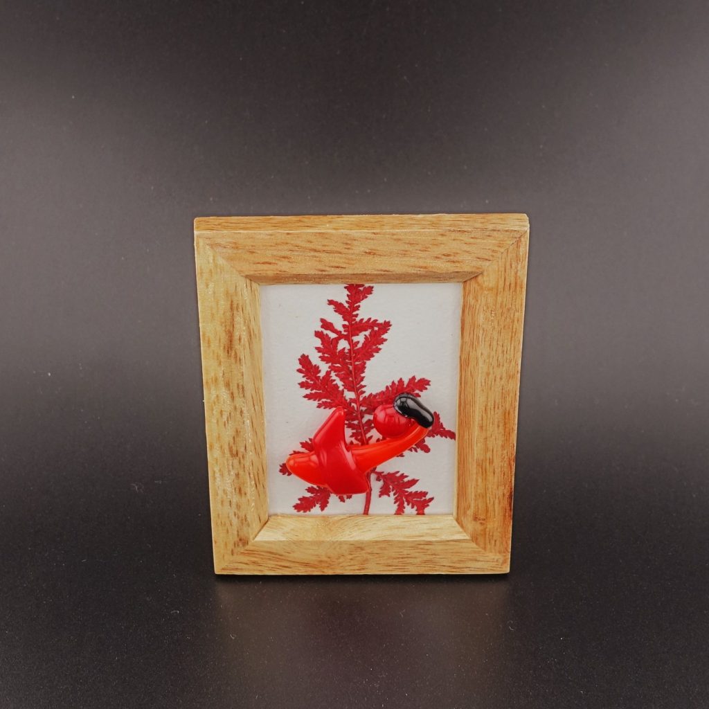 イノシシが潜み、まさに獲物を捕らえようとしているところを表現してみました。高温で焼成することでガラスの溶着度を深めました。濃い赤がそのスリル、迫る感じを共有できればと思います。