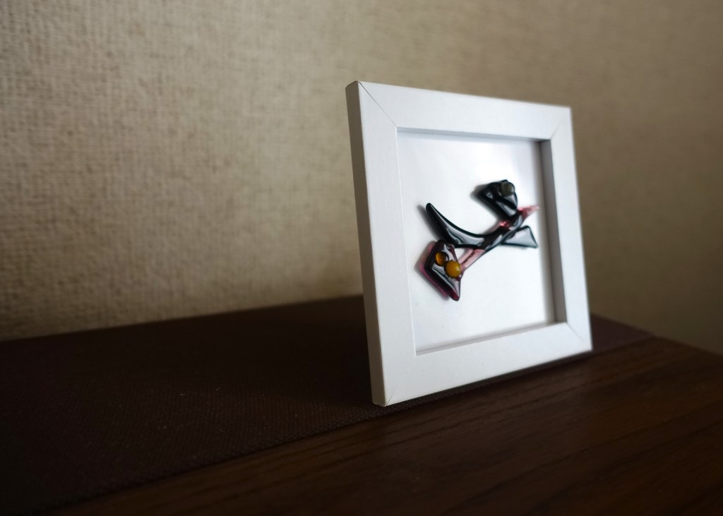 イノシシの横顔をイメージした初期の作品です。イノシシの特徴である瞳・鼻・牙を強調して作成しました。色合いは全体をダーク色をイメージし、それに近い素材をピックアップしました。凛とした強さを表現しています。