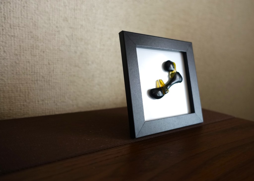 イノシシの凄みをシンプルに表現してみました。高温で焼成することでガラスの溶着度を深めました。ベースをマット調の黒で構成しています。重厚感を共有できればと思います。