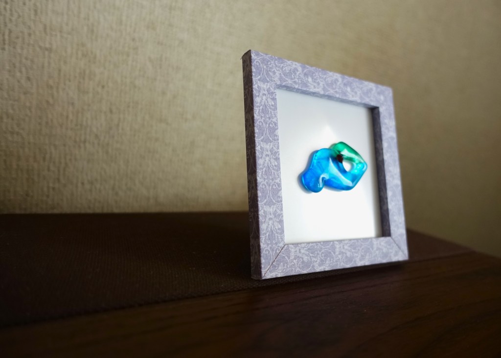 イノシシが危険を察知し、あえて気が付いていないふりをしている様を表現してみました。高温で焼成することでガラスの溶着度を深めました。周りと同化し、空気のような存在に。しかし、どこか気になっているという雰囲気を共有できればと思います。