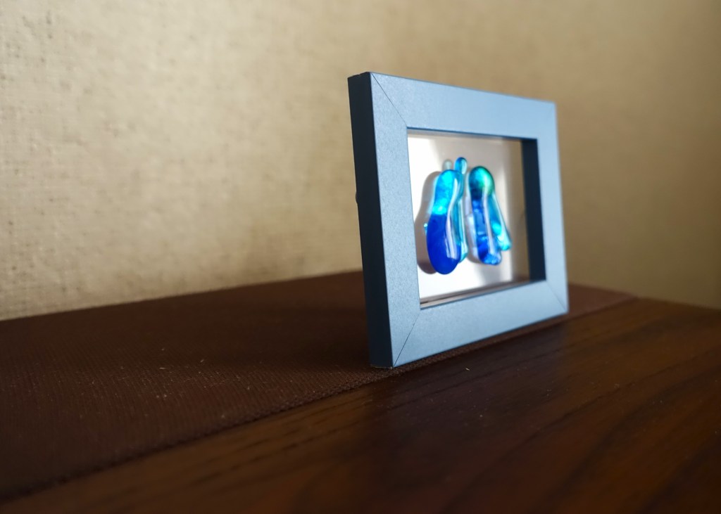 イノシシの鼻に注目しました。高温で焼成することでガラスの溶着度を深めました。さわやかな森の空気を思いっきり吸いこむ様をイメージして、それをスカイブルーで表現しました。爽快感を共有できればと思います。
