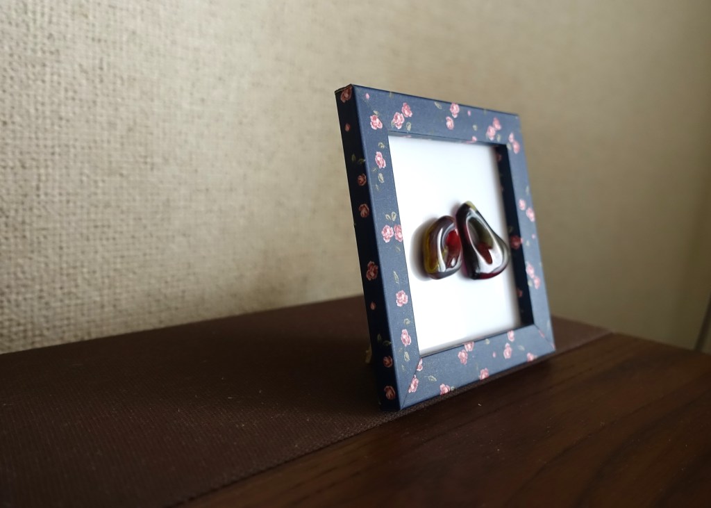 イノシシの鼻に注目してみました。高温で焼成することでガラスの溶着度を深めました。正面から見たままの鼻のイメージ。何か匂う感じ、獲物か敵か、感じたままを渋い感じで表現してみました。この感じを共有できればと思います。