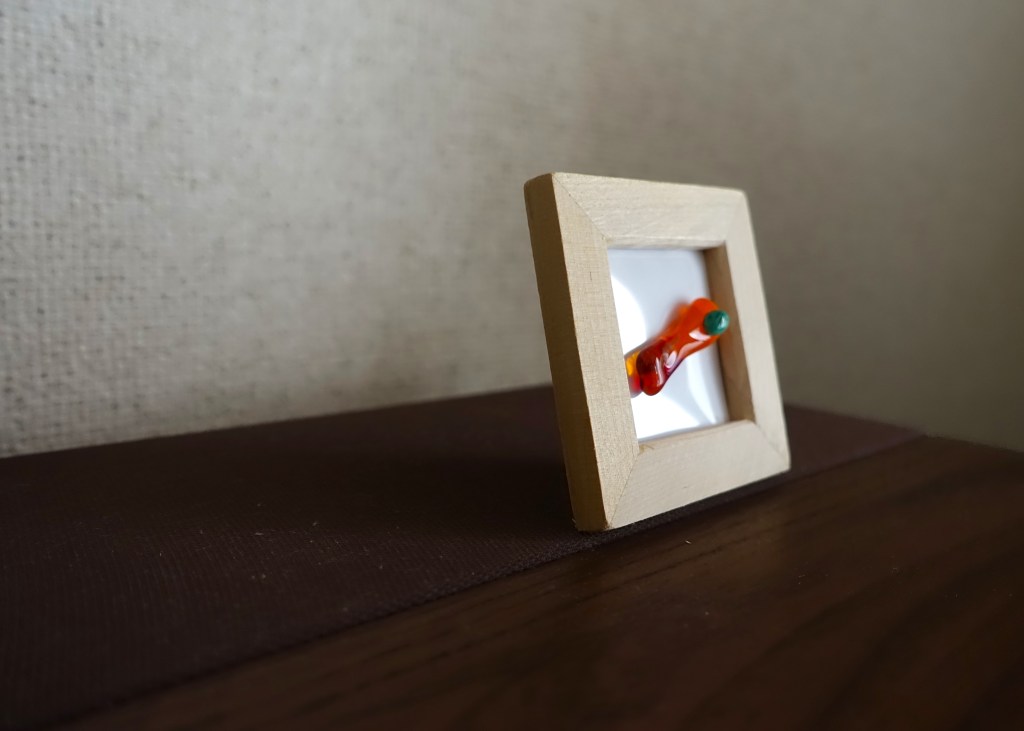 目にグリーンオニキスという石を組み込んで、高温で焼成した試作品です。石との物理的に接着はされているようですが、溶着はされていません。石は熱履歴を受けています。面白い表情に仕上がったので出品することにしました。