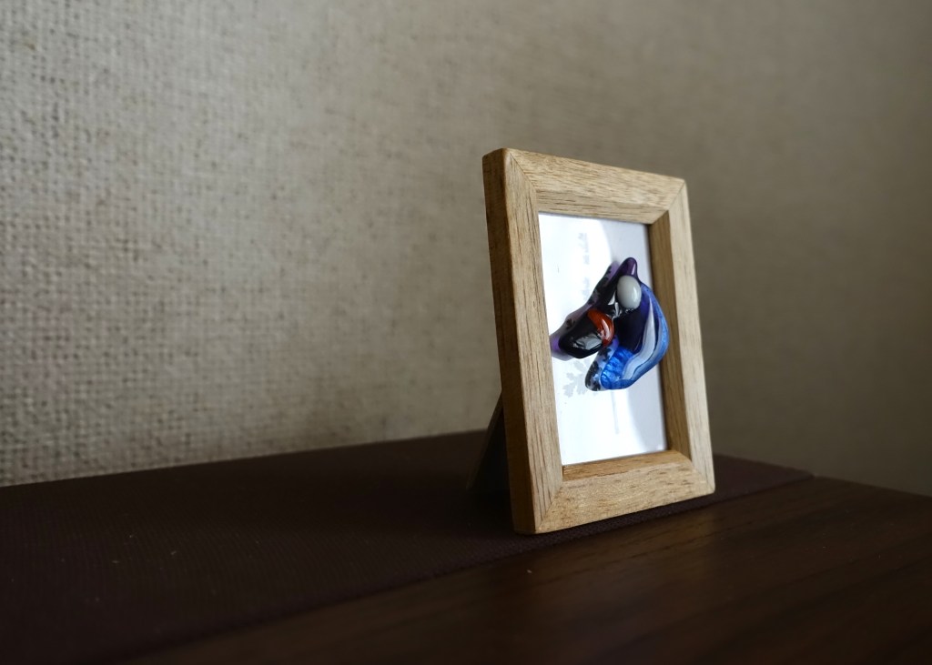 イノシシが楽しそうにしてる様を表してみようと表現してみました。高温で焼成することでガラスの溶着度を深めました。下あごを大きく強調し、おおきく口を開けていることで、愉快そうな印象を持たせてみました。大きな顎をできるだけ軽そうにするためスカイブルーを使ってみてます。楽しさを共有できればと思います。